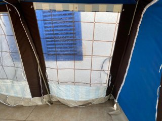 Tienda de campaña azul con ventana