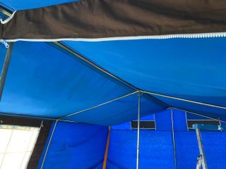 Tienda de campaña azul con ventana