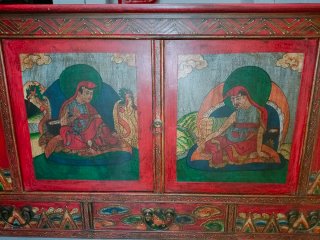 Aparador Tibetano Maisons du Monde figuras budista