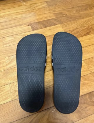 Chanclas Adidas Negras y Blancas