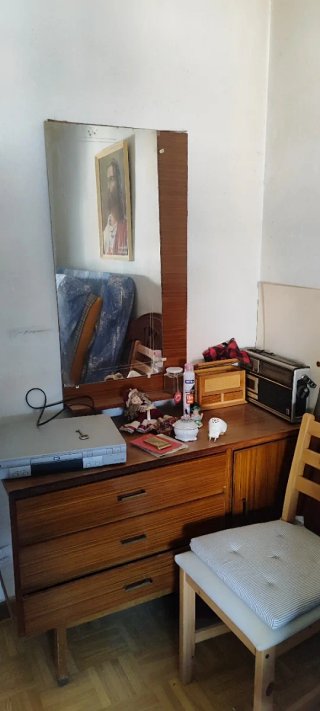Cómoda de madera con espejo