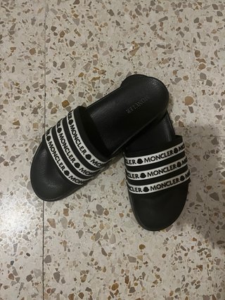 Chanclas Moncler Negras y Blancas