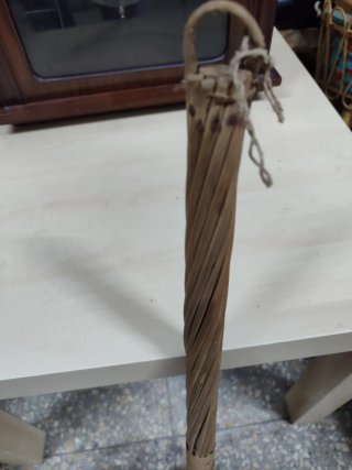Sacudidor antiguo de mimbre tejido