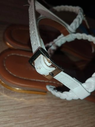 Sandalias planas BeShoes blancas y marrones