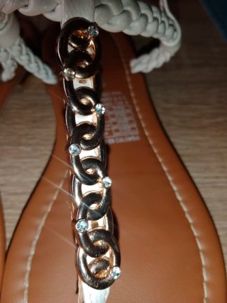 Sandalias planas BeShoes blancas y marrones