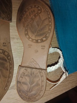 Sandalias planas BeShoes blancas y marrones