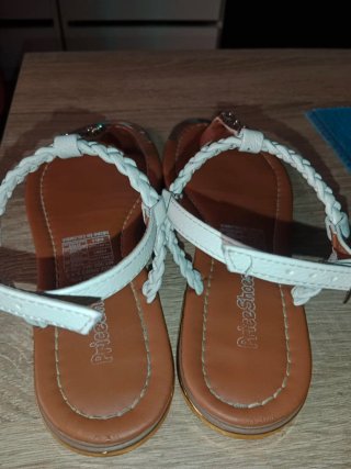 Sandalias planas BeShoes blancas y marrones