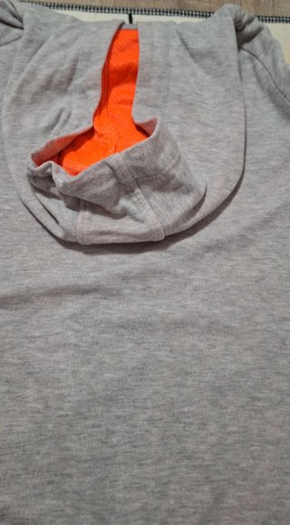 Sudadera gris con número naranja