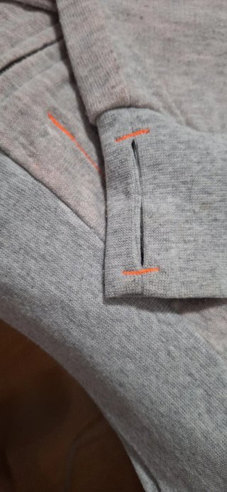 Sudadera gris con número naranja