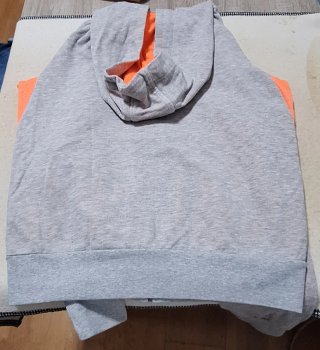 Sudadera gris con número naranja