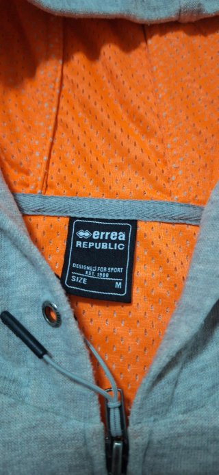 Sudadera gris con número naranja