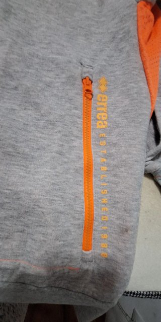 Sudadera gris con número naranja