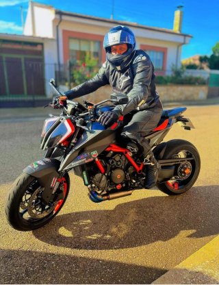 KTM 1290 Super Duke R Carbono y Motor