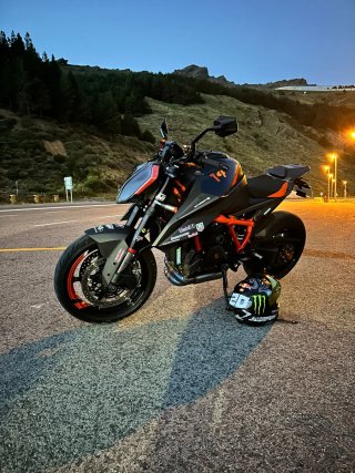 KTM 1290 Super Duke R Carbono y Motor