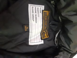 Traje moto negro con refuerzos