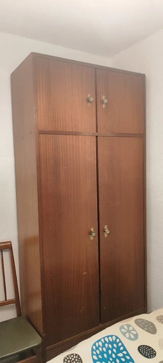 Armario de madera marrón