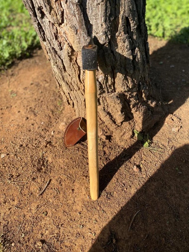 Hacha forjada acero carbono mango curvo