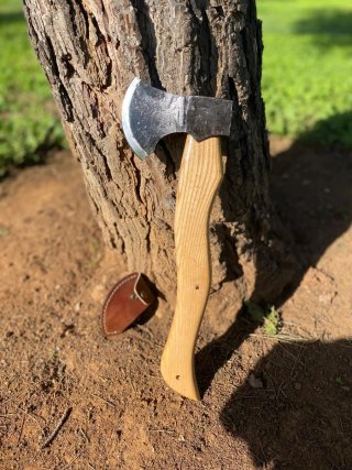Hacha forjada acero carbono mango curvo
