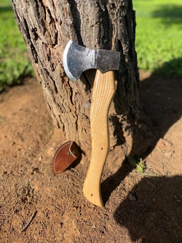 Hacha forjada acero carbono mango curvo