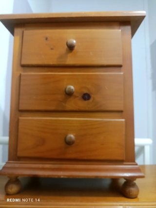 Mesita de noche de madera