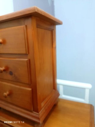 Mesita de noche de madera