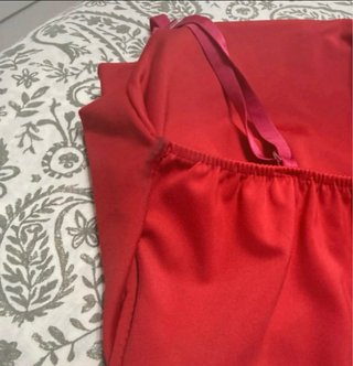 Vestido corto rojo tiene una mancha en el sobaco