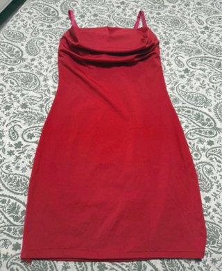 Vestido corto rojo tiene una mancha en el sobaco