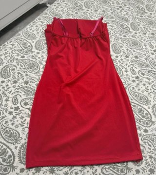 Vestido corto rojo tiene una mancha en el sobaco