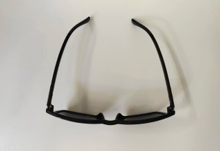 Occhiali da sole neri e grigi