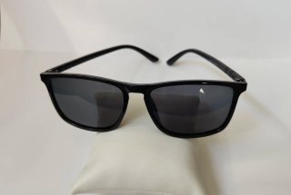 Occhiali da sole neri e grigi