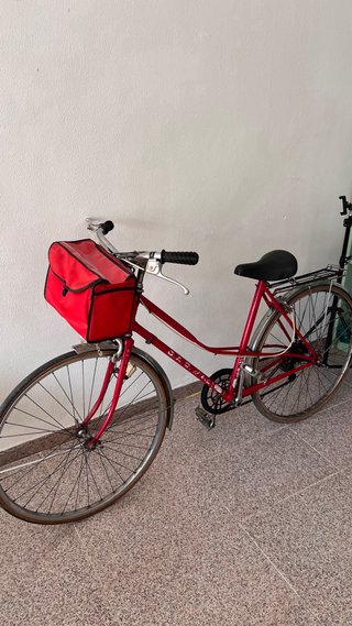 Bicicleta Clásica Roja con Cesta