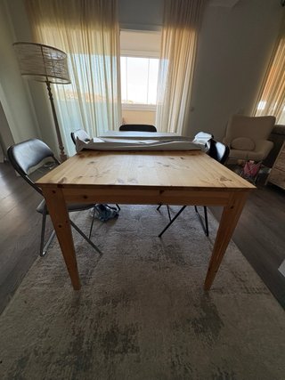 Mesa de salón comedor de madera