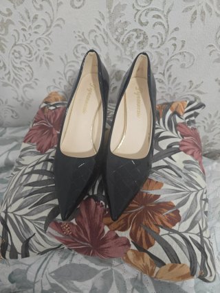 Zapatos de tacón negros con detalle dorado
