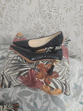 Zapatos de tacón negros con detalle dorado