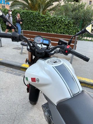 Moto Benelli 125 blanca