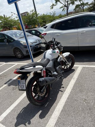 Moto Benelli 125 blanca