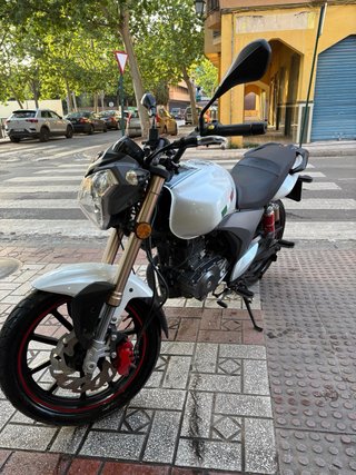 Moto Benelli 125 blanca