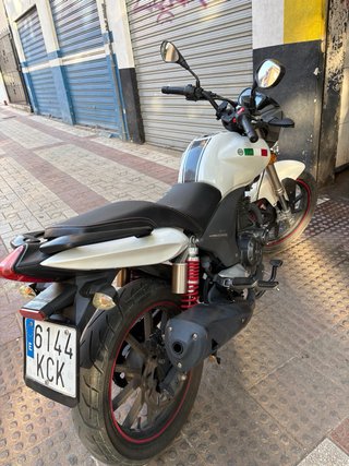 Moto Benelli 125 blanca