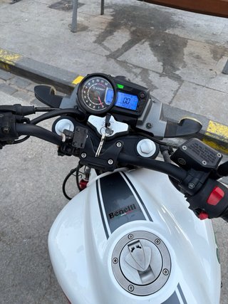 Moto Benelli 125 blanca