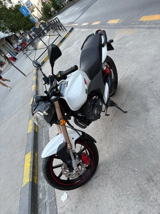 Moto Benelli 125 blanca