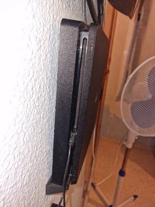 Ps4 (PlayStation 4) Negra con mandos y soporte