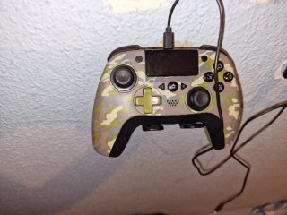 Ps4 (PlayStation 4) Negra con mandos y soporte