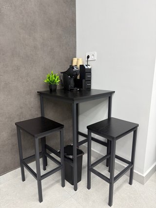 Mesa alta y 2 taburetes negros