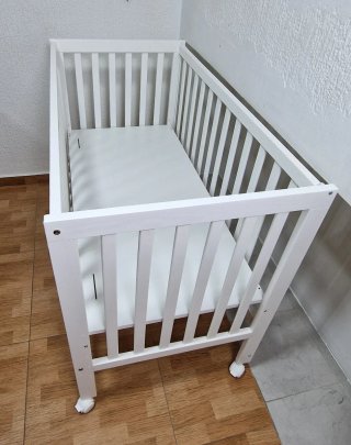 cuna de madera blanca grande, convertible en cama