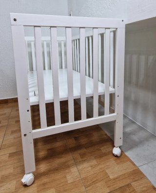 cuna de madera blanca grande, convertible en cama