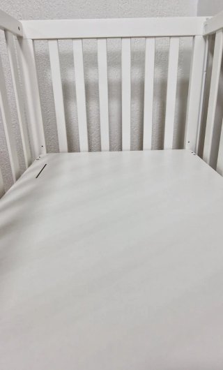 cuna de madera blanca grande, convertible en cama