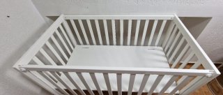 cuna de madera blanca grande, convertible en cama