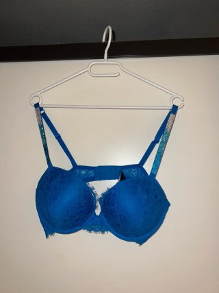 Sujetador azul con tirantes brillantes