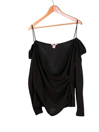 Camiseta hombros descubiertos manga larga