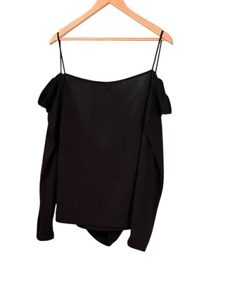 Camiseta hombros descubiertos manga larga